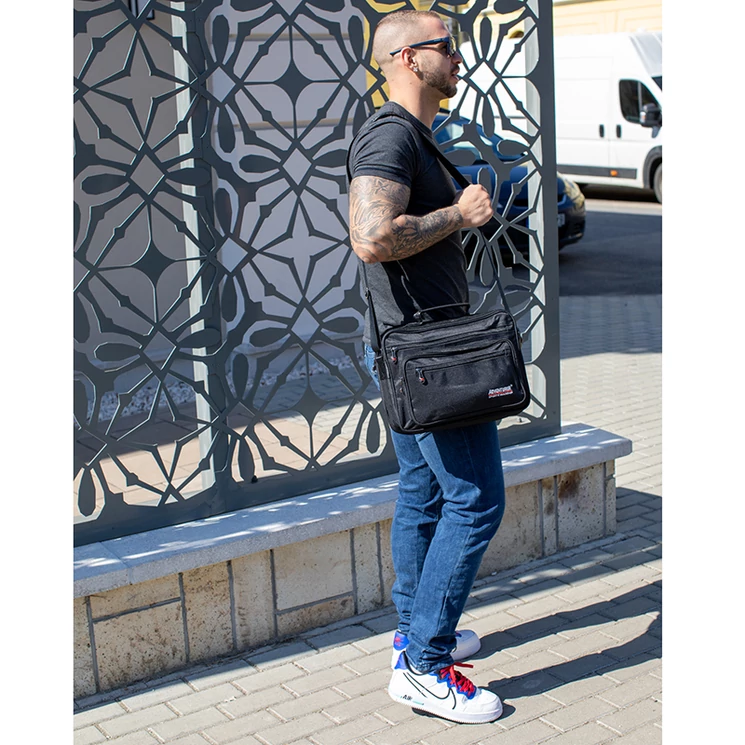 AdventureR Férfi válltáska Fekete színben 