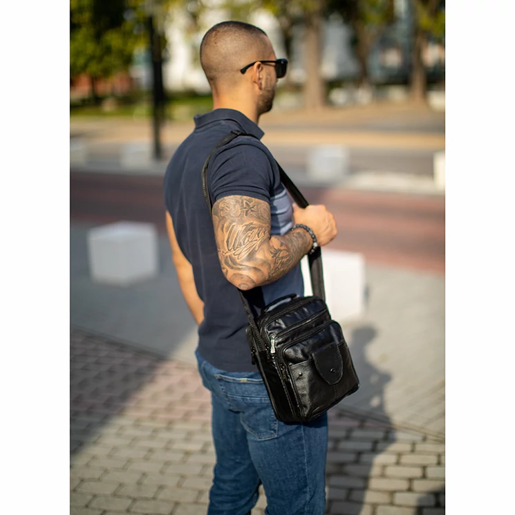 Férfi oldaltáska fekete színben