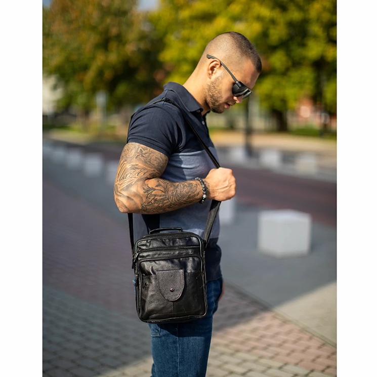 Férfi oldaltáska fekete színben