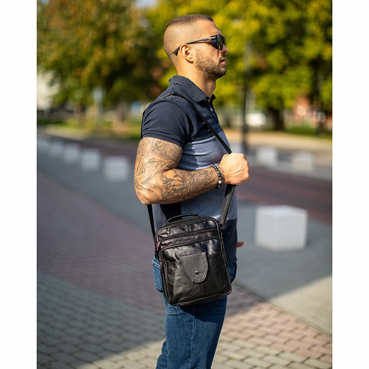 Férfi oldaltáska fekete színben