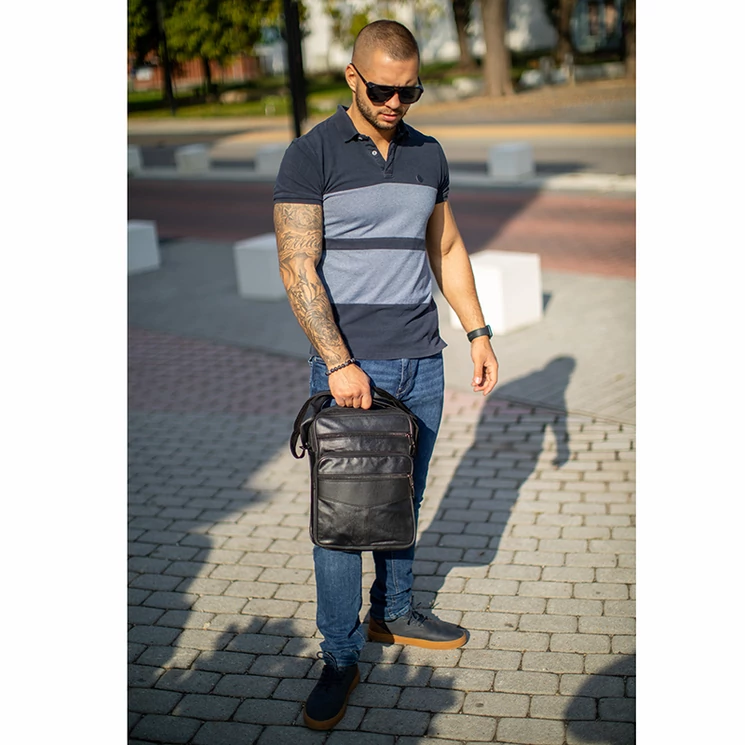 Nagy méretű férfi oldaltáska fekete színben