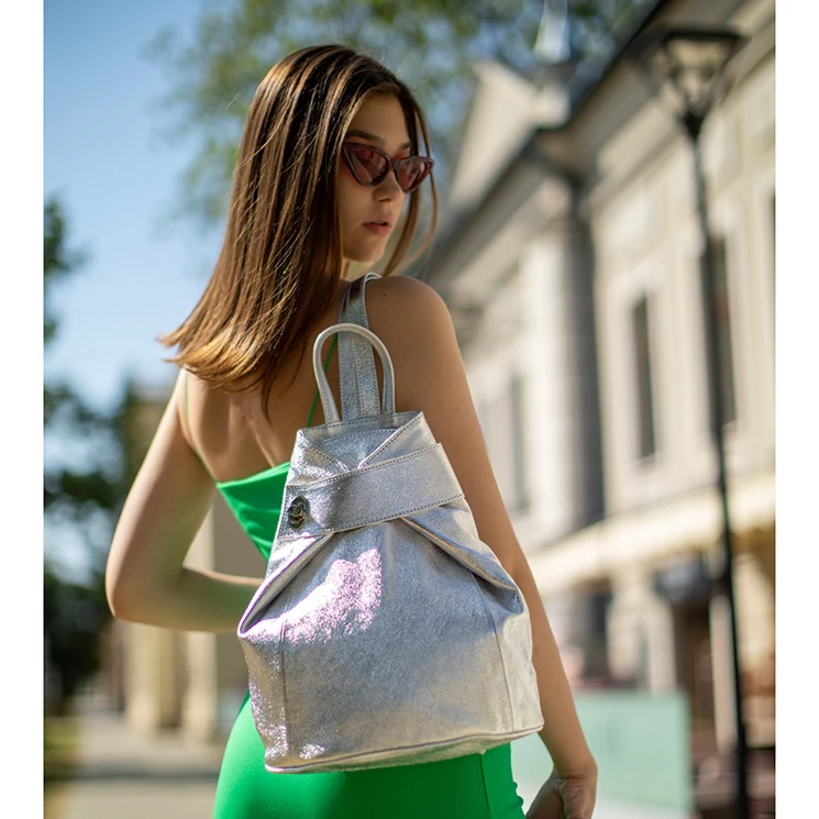 Valódi bőr női hátizsák ezüst színben