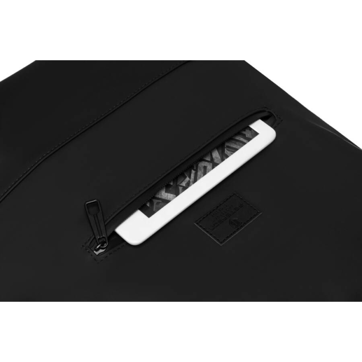 Vízálló többzsebes laptoptartós hátizsák fekete színben